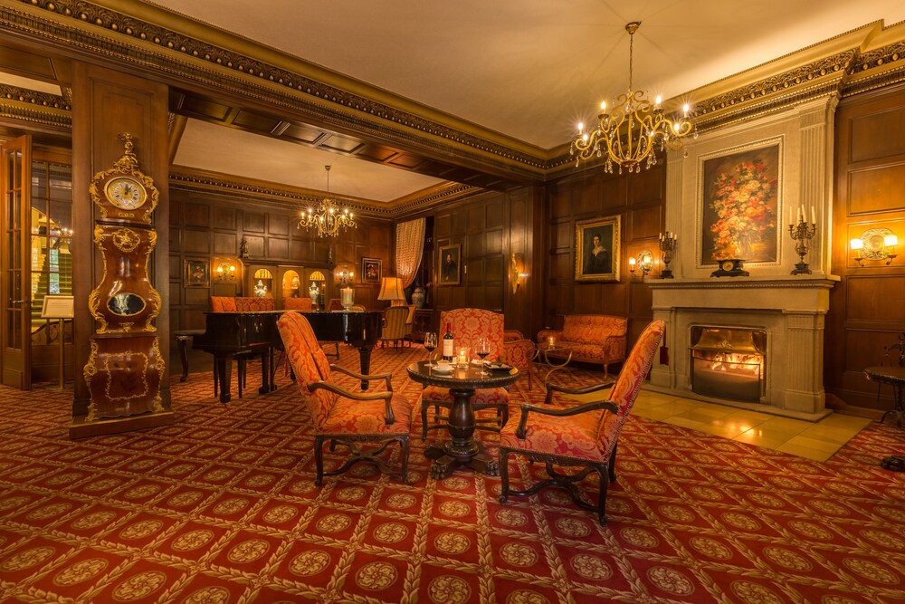 Hotel Lounge