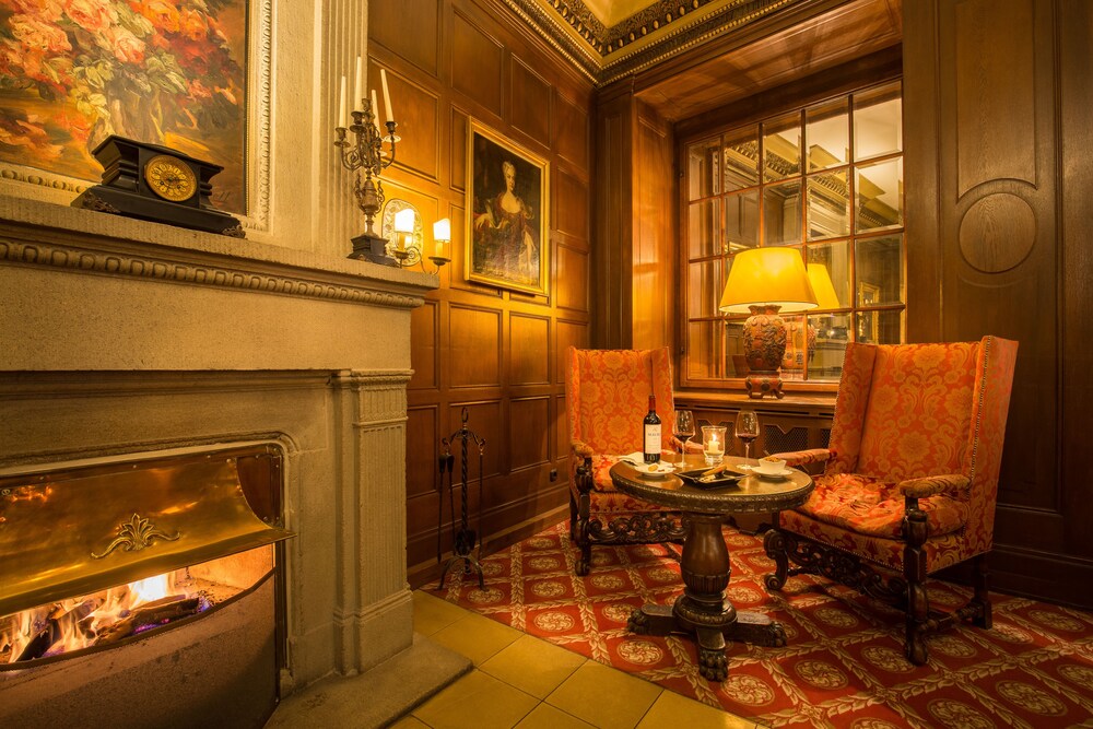 Hotel Lounge