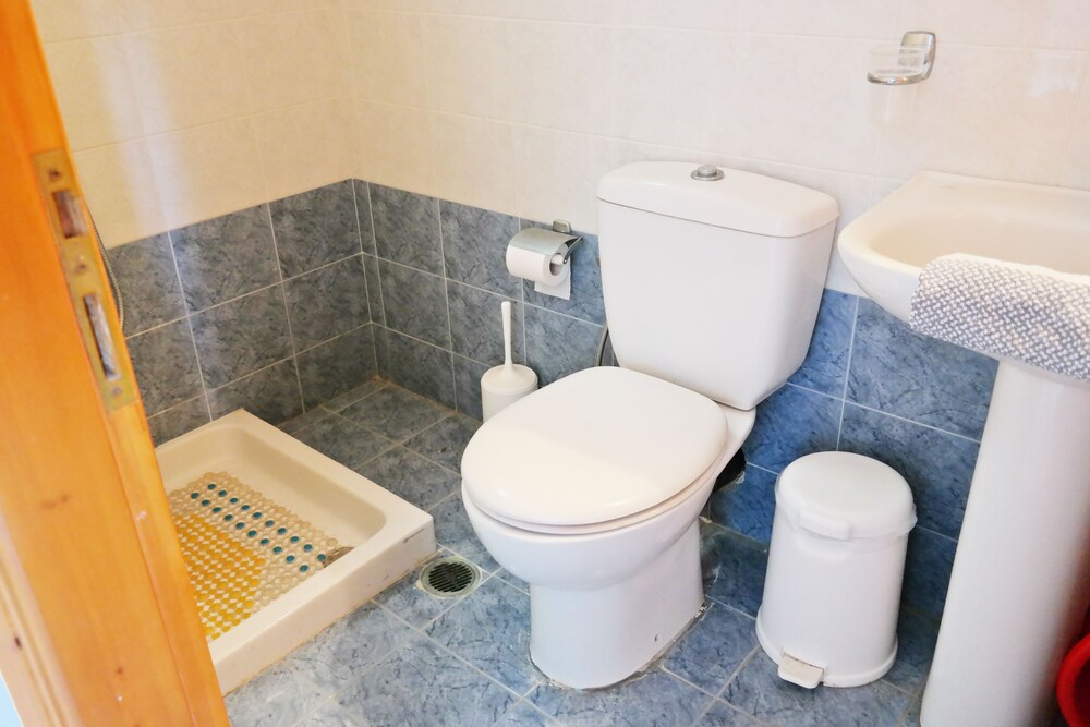 Standard Studio - Bathroom