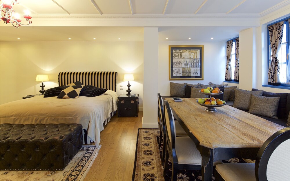Deluxe Suite, 1 King Bed with Sofa bed - Guestroom