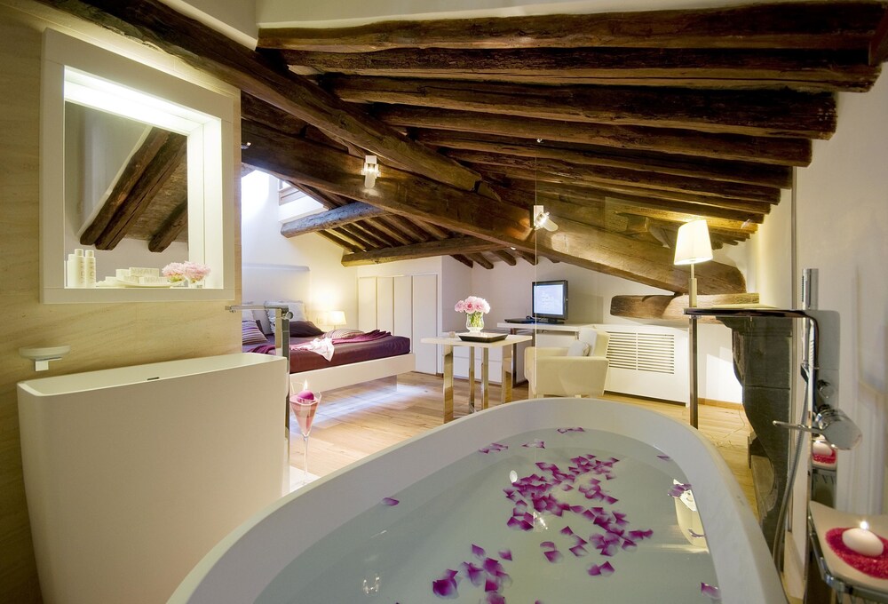 Deep Soaking Bathtub