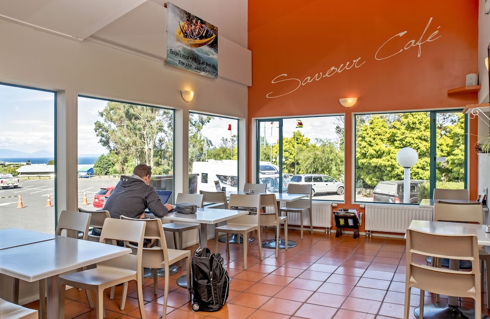 Lobby sitting area, Taupo DeBretts Spa Resort