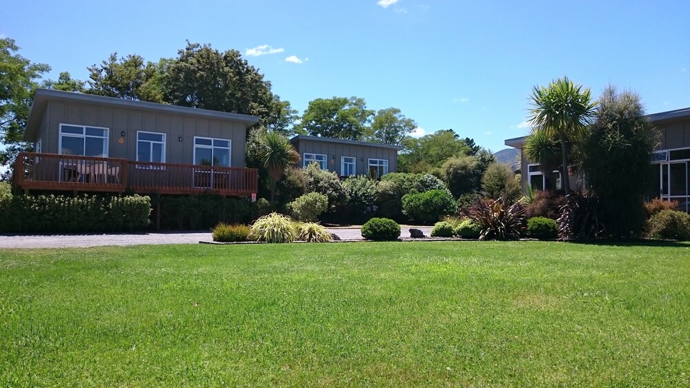 Property grounds, Taupo DeBretts Spa Resort