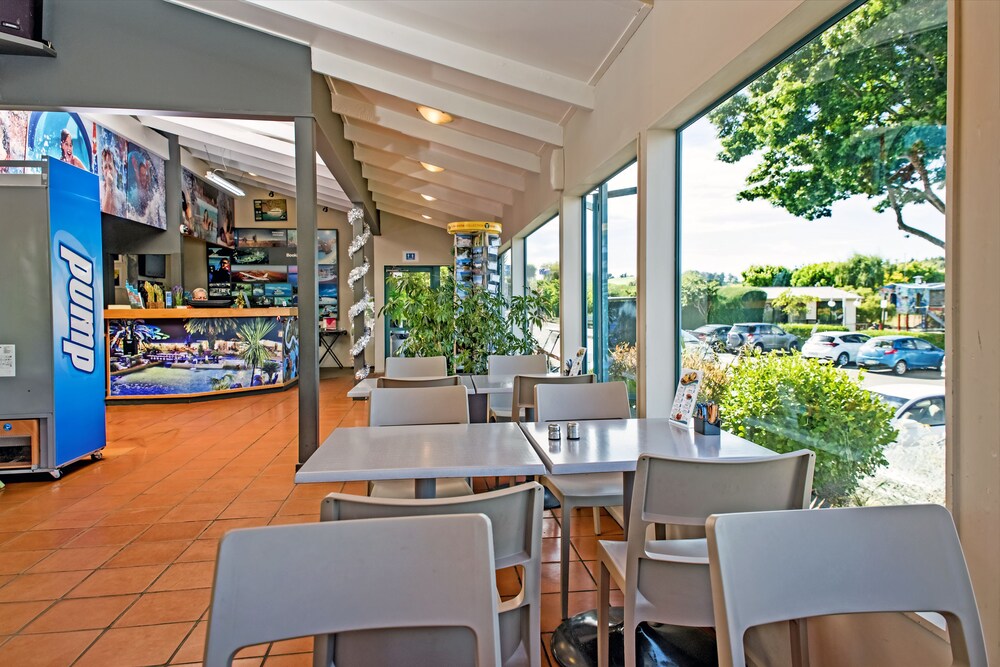 Lobby lounge, Taupo DeBretts Spa Resort