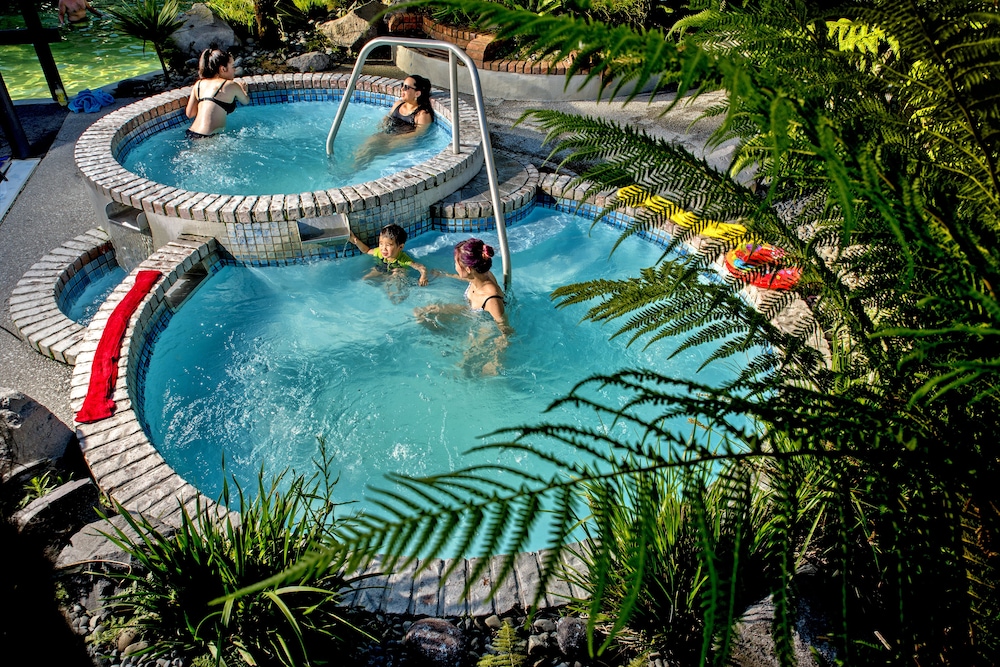 Outdoor spa tub, Taupo DeBretts Spa Resort