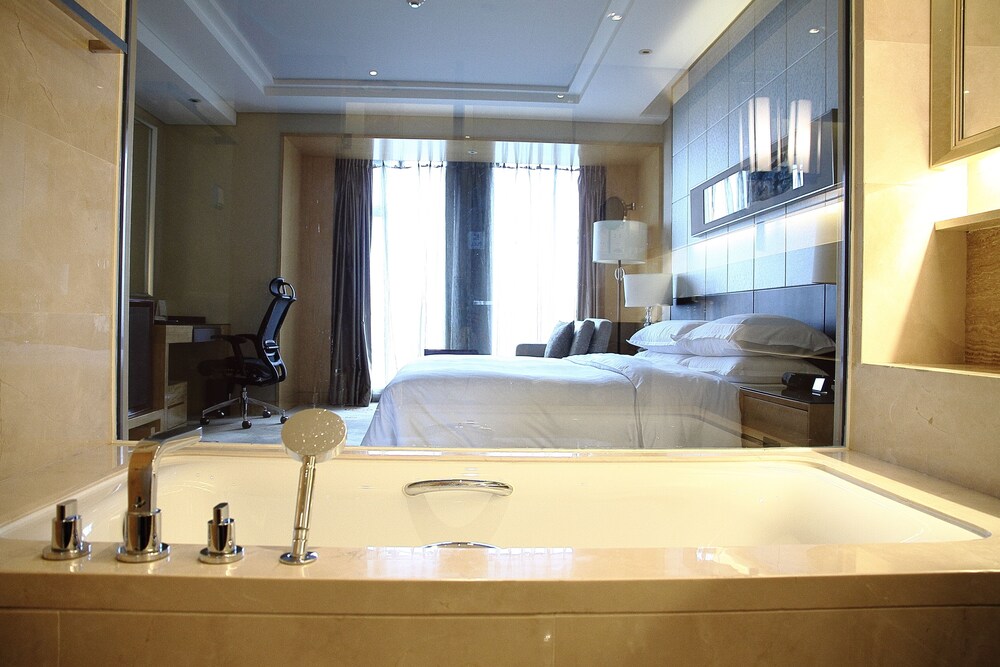 Deep Soaking Bathtub