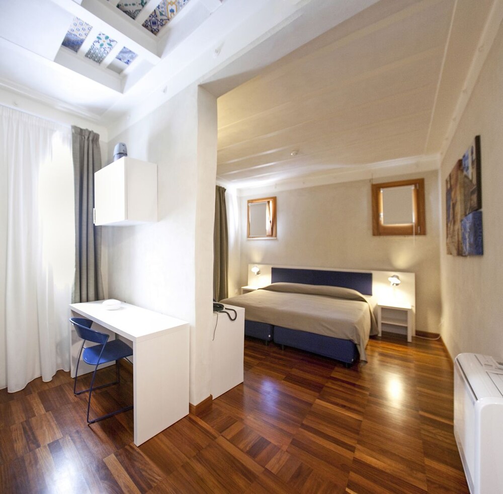 Standard Studio - Guestroom