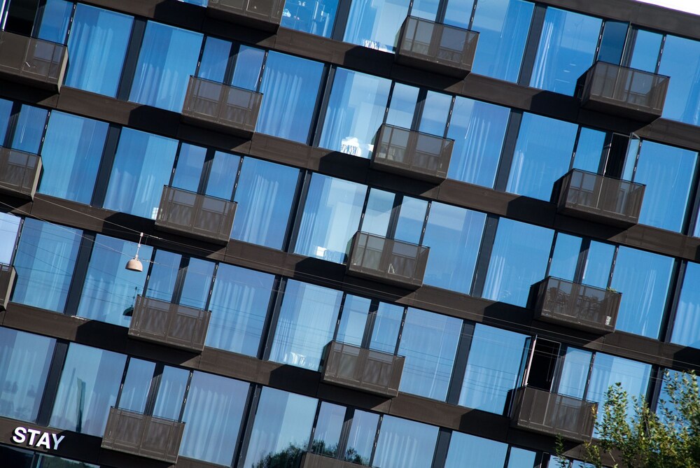 Hotellets facade - aften/nat