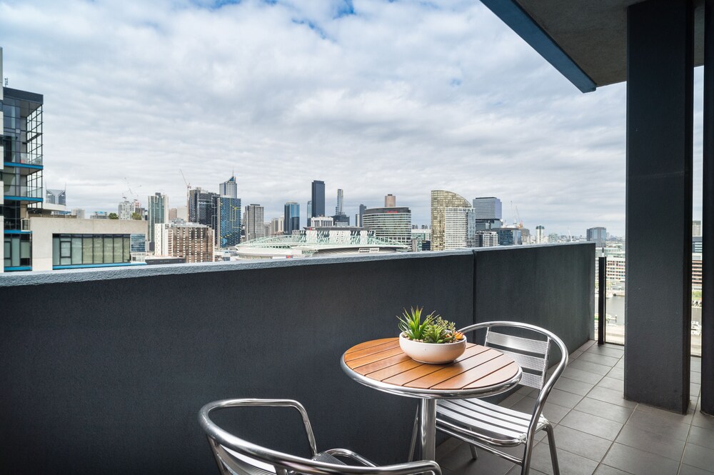 Two Bedroom Two Bathroom Apartment with Marina Views - Balcony