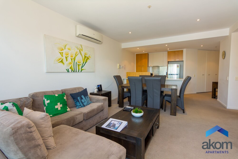 Two Bedroom Two Bathroom Apartment with Marina Views - Guestroom