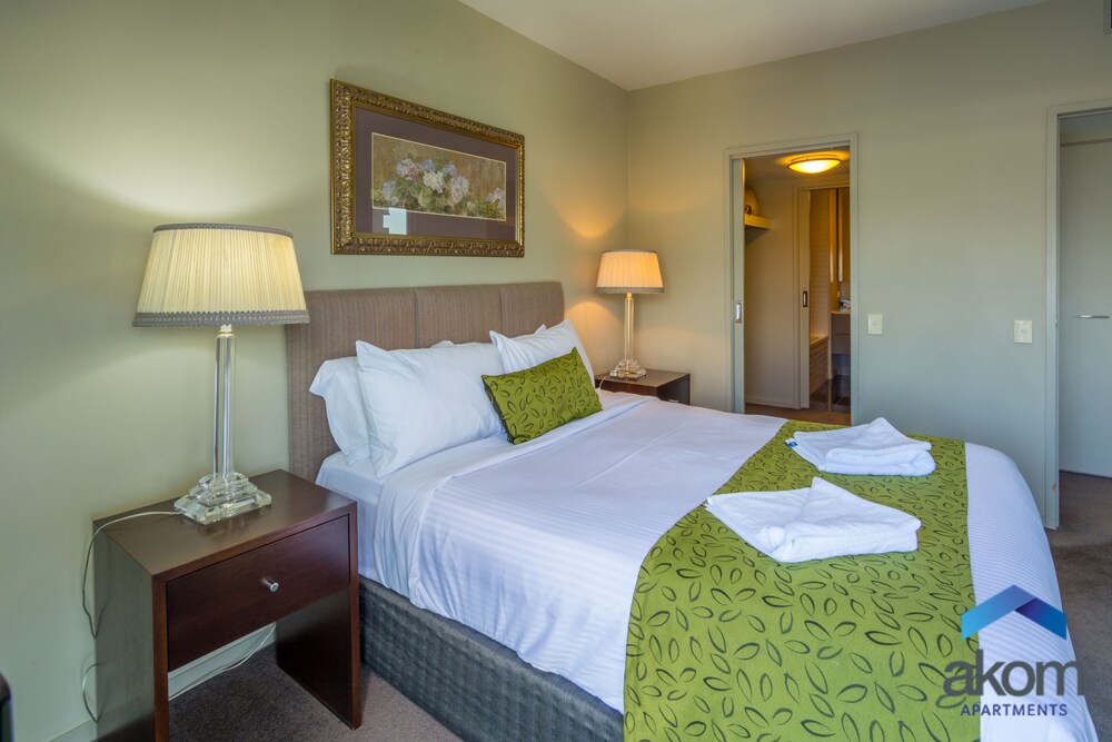 Deluxe Three Bedroom Two Bathroom Apartment with Marina Views - Guestroom