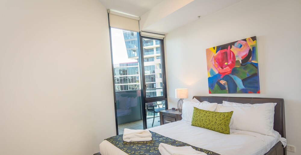 Two Bedroom Two Bathroom Apartment with Marina Views - Guestroom