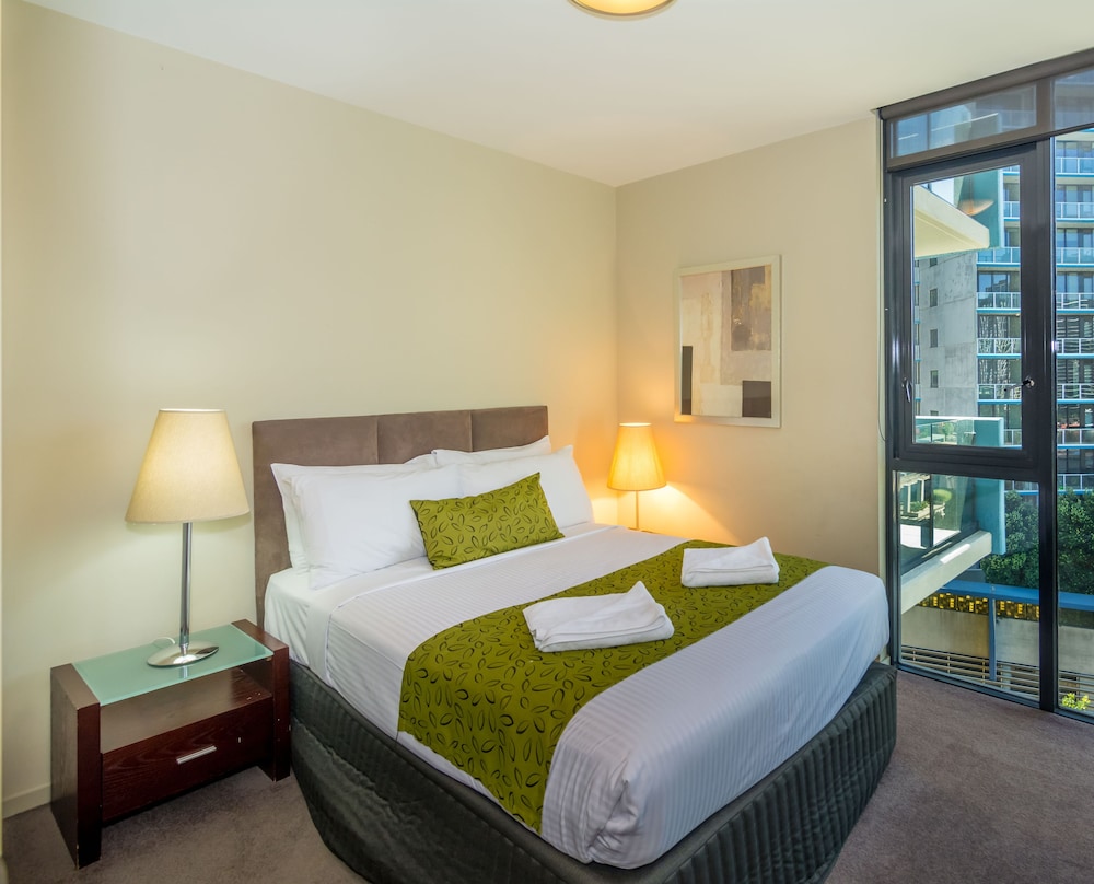 Deluxe Three Bedroom Two Bathroom Apartment with Marina Views - Guestroom