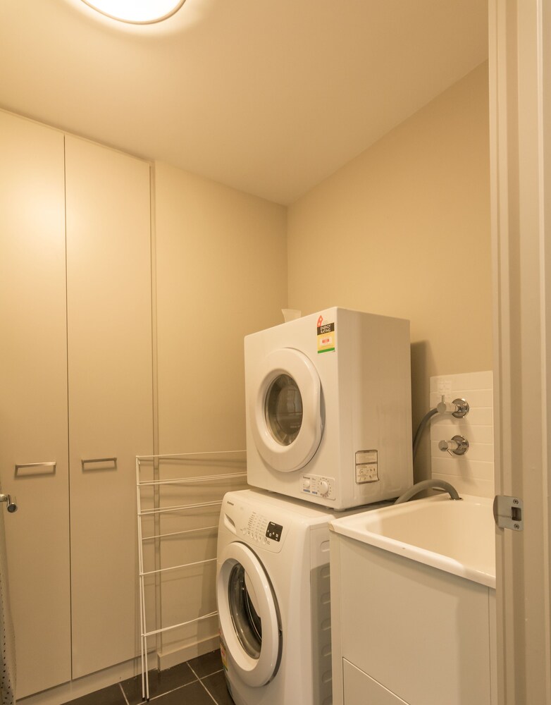 Deluxe Three Bedroom Two Bathroom Apartment with Marina Views - Guestroom