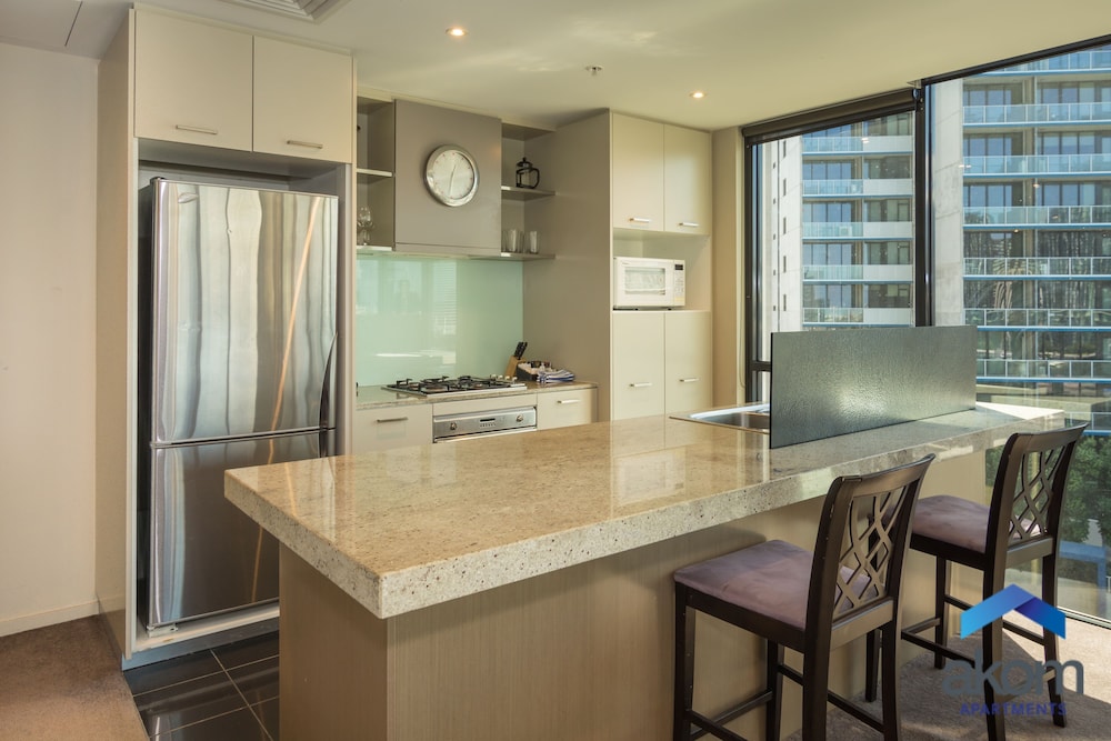 Deluxe Three Bedroom Two Bathroom Apartment with Marina Views - Guestroom