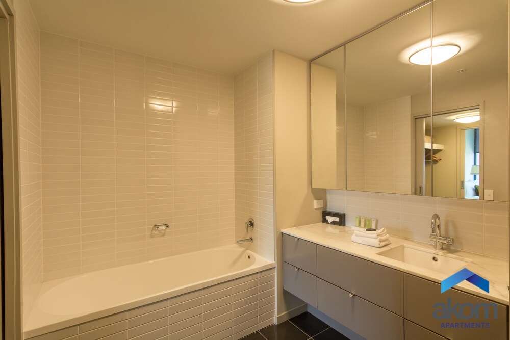 Deluxe Three Bedroom Two Bathroom Apartment with Marina Views - Guestroom