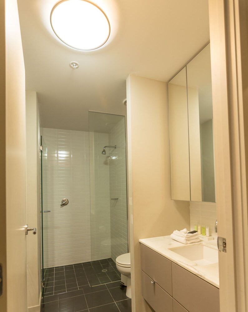 Deluxe Three Bedroom Two Bathroom Apartment with Marina Views - Guestroom