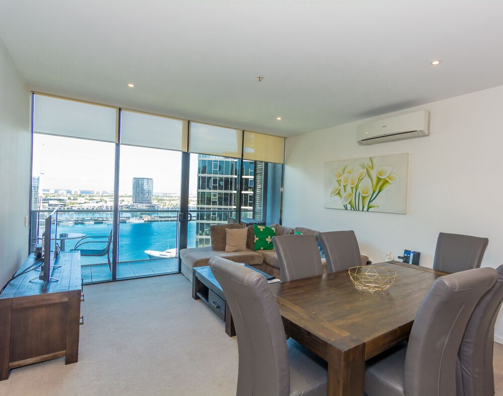 Two Bedroom Two Bathroom Apartment with Marina Views - Guestroom