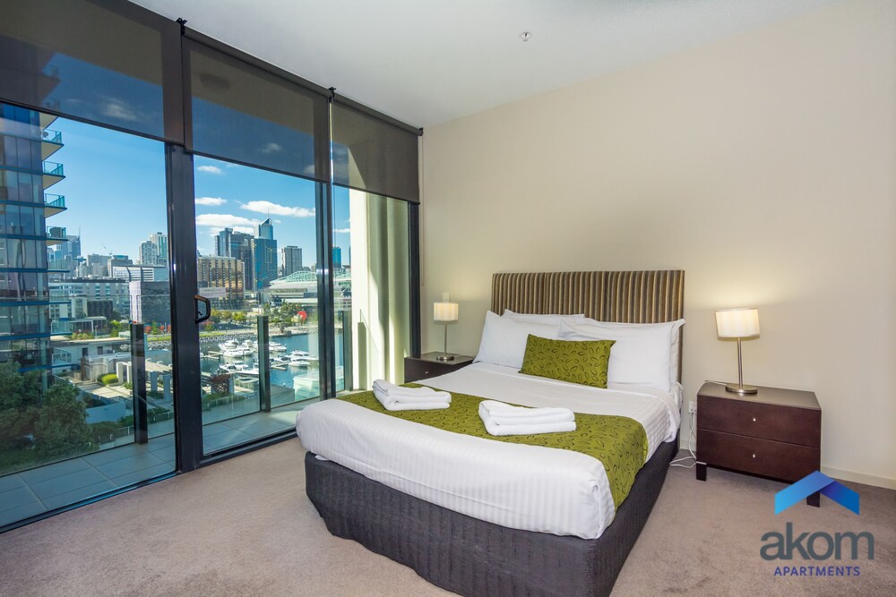 Deluxe Three Bedroom Two Bathroom Apartment with Marina Views - Guestroom