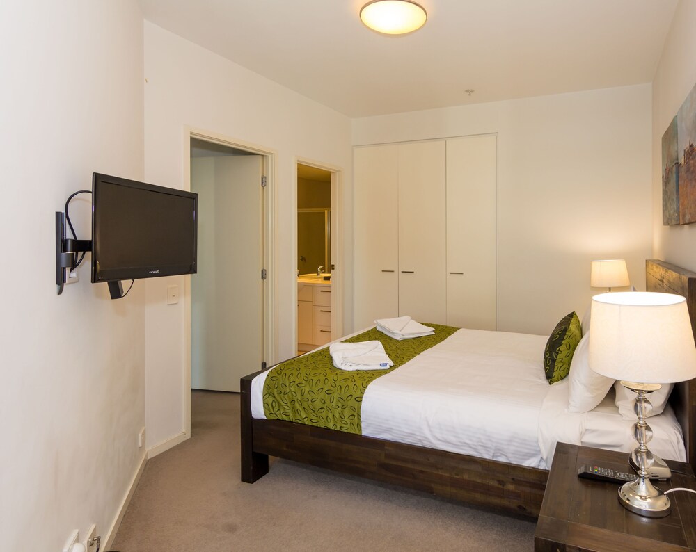 Two Bedroom Two Bathroom Apartment with Marina Views - Guestroom