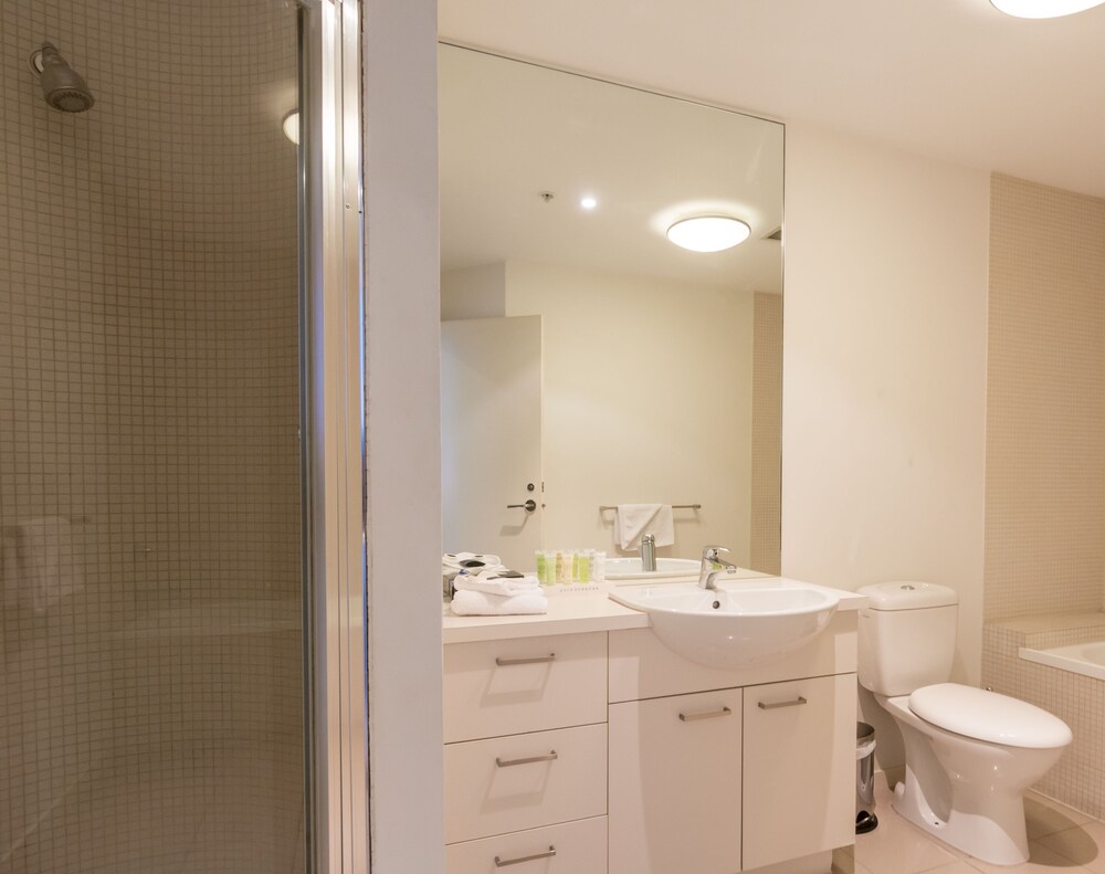 Two Bedroom Two Bathroom Apartment with Marina Views - Guestroom