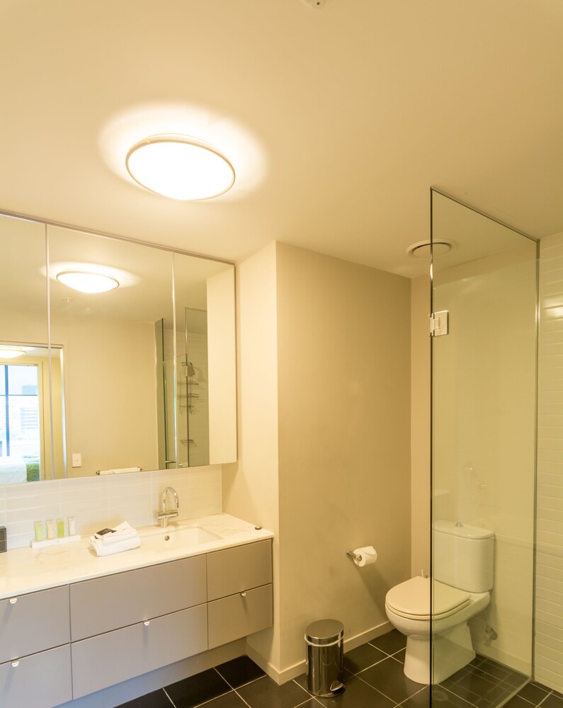 Deluxe Three Bedroom Two Bathroom Apartment with Marina Views - Guestroom