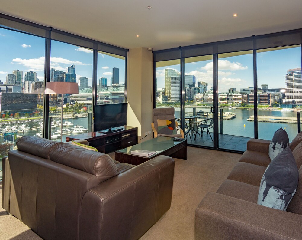 Deluxe Three Bedroom Two Bathroom Apartment with Marina Views - Guestroom