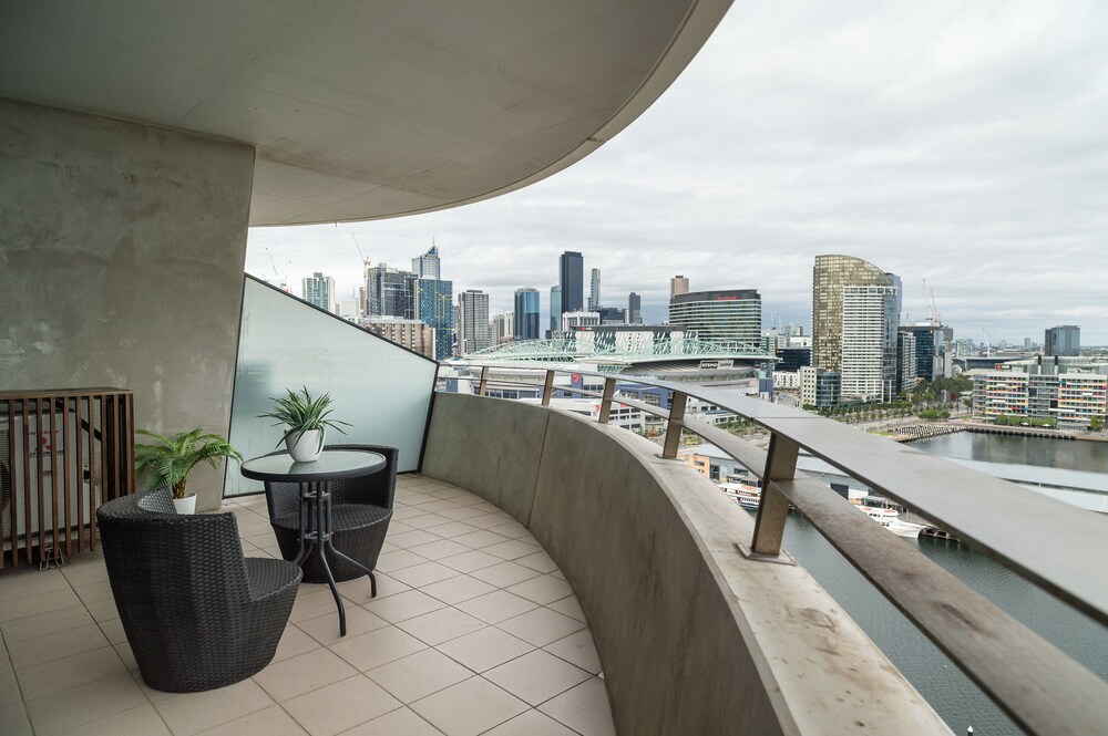 Deluxe Three Bedroom Two Bathroom Apartment with Marina Views - Balcony