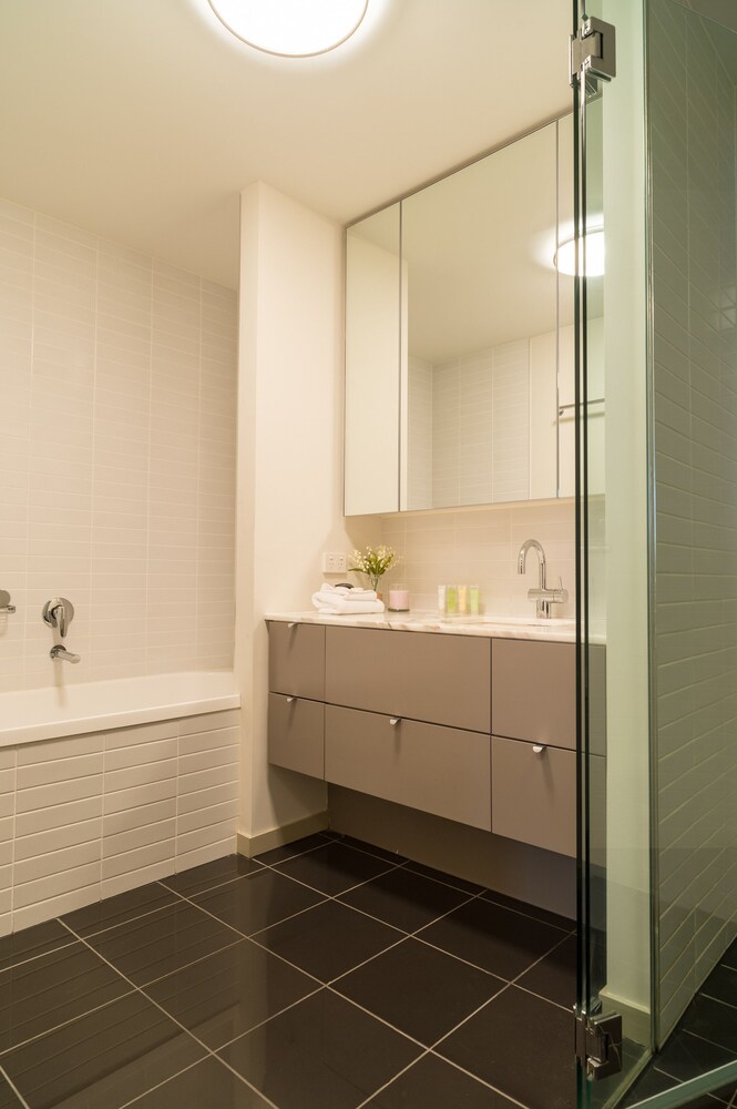 Executive One Bedroom One Bathroom Apartment - Bathroom