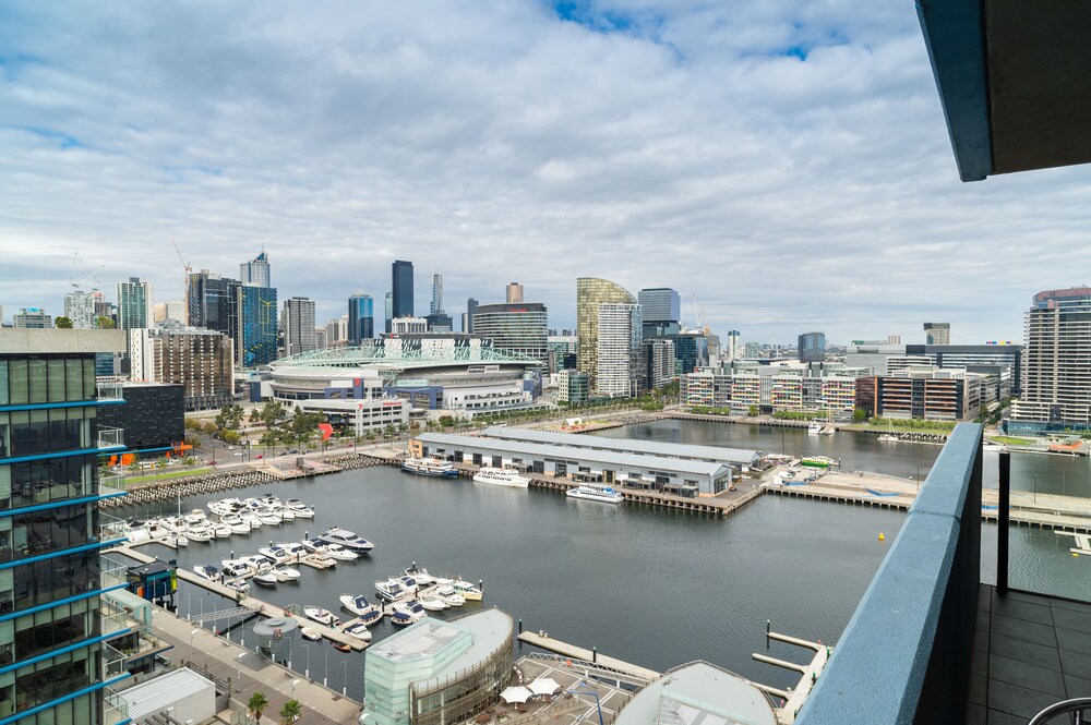 Deluxe Three Bedroom Two Bathroom Apartment with Marina Views - Guestroom View