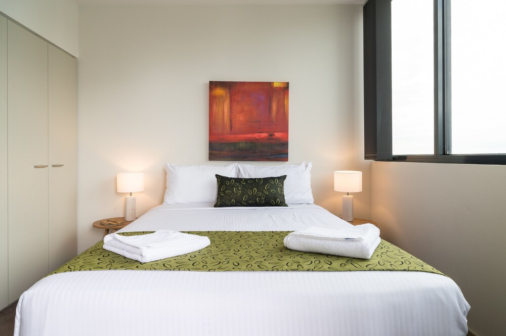 Executive One Bedroom One Bathroom Apartment - Guestroom