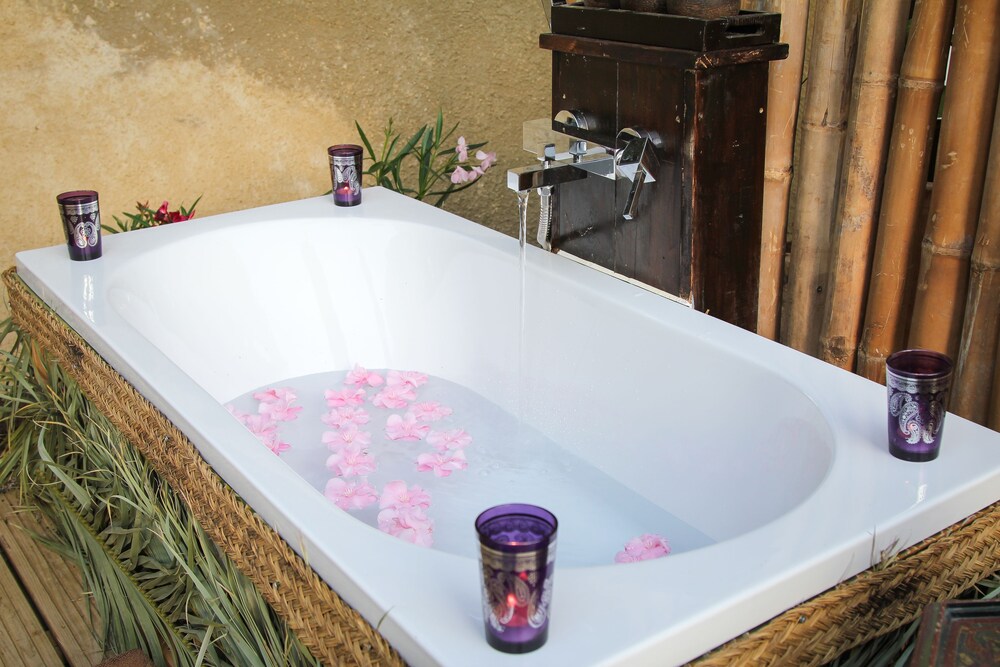 Deep Soaking Bathtub