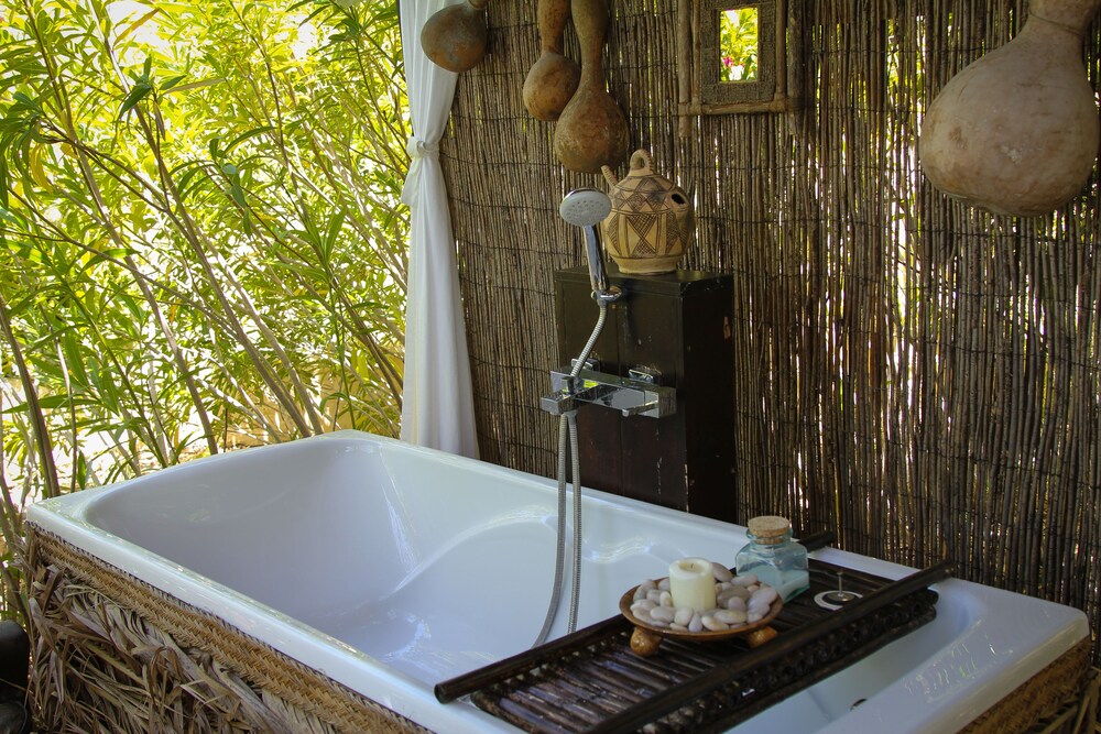 Deep Soaking Bathtub