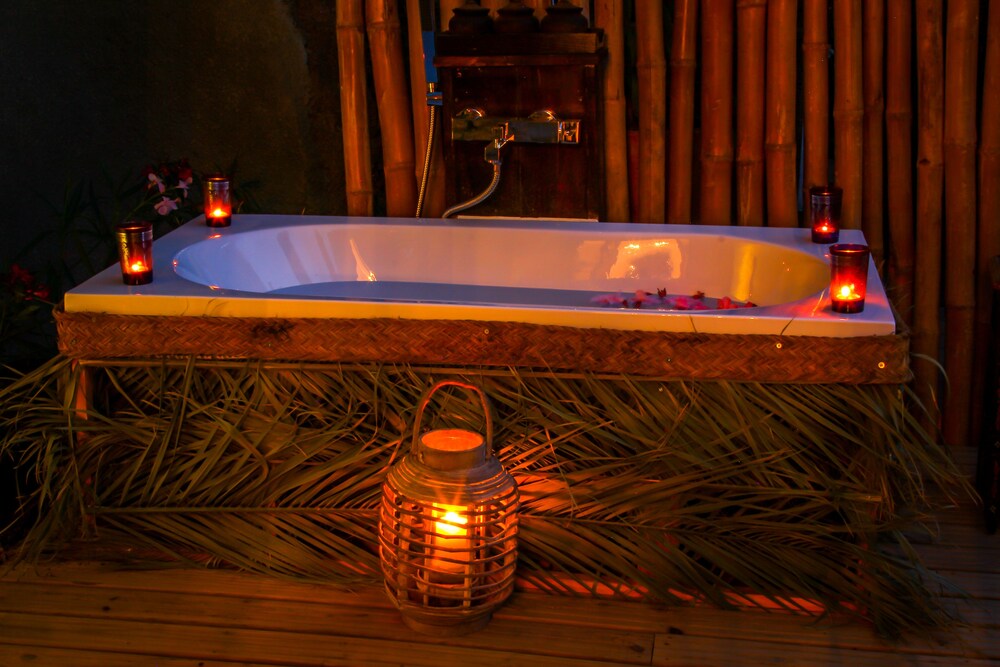 Deep Soaking Bathtub