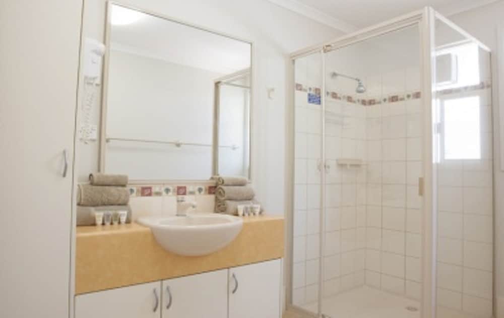 X Standard 2 Bedroom Cabin Sleeps 3 (Single Bed is for a child only) X - Bathroom