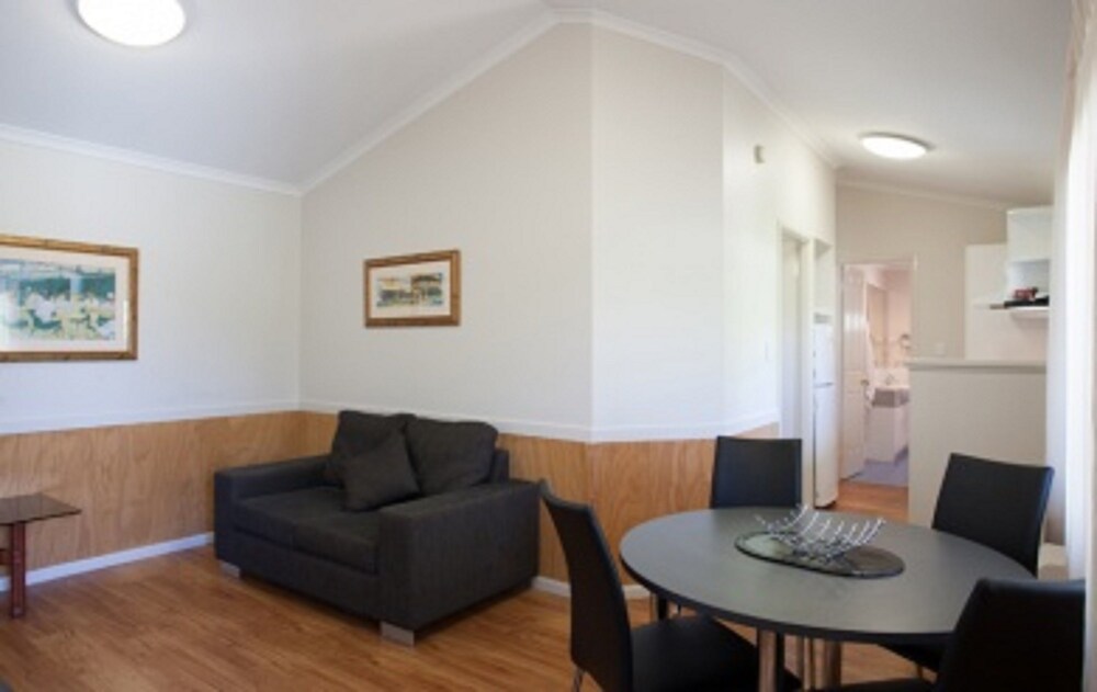 X Superior 2 Bedroom Spa Cabin - Sleeps 4 X - Guestroom