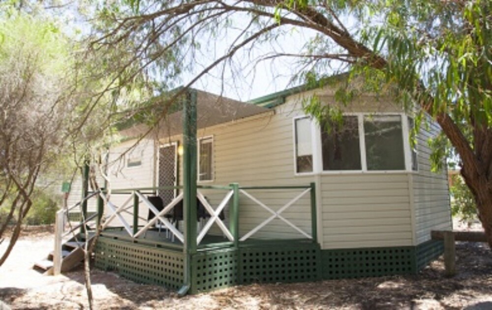 X Standard 2 Bedroom Cabin Sleeps 3 (Single Bed is for a child only) X - Guestroom
