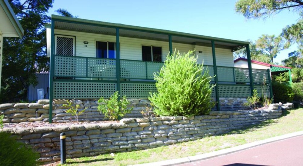 X Superior 2 Bedroom Spa Cabin - Sleeps 4 X - Guestroom