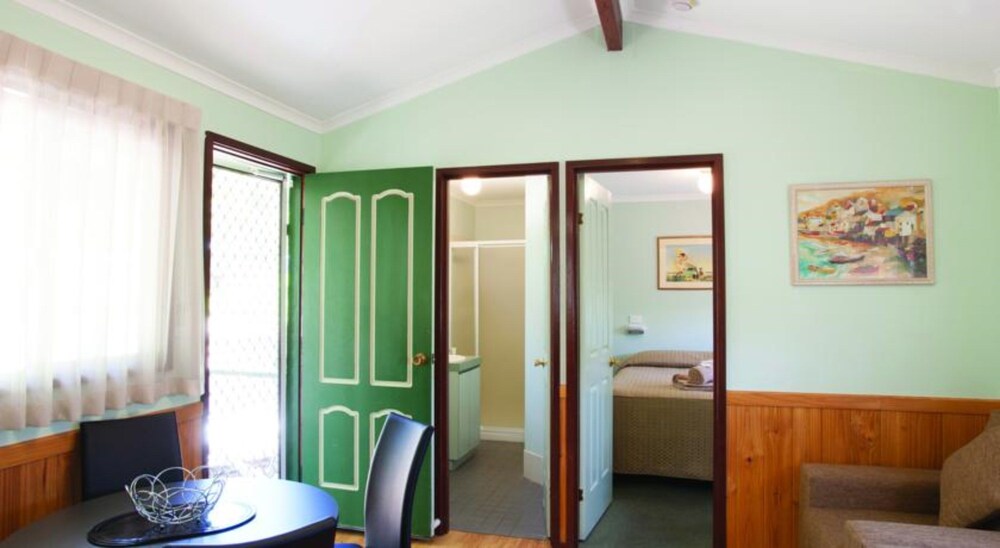 X Standard 2 Bedroom Cabin Sleeps 3 (Single Bed is for a child only) X - Guestroom