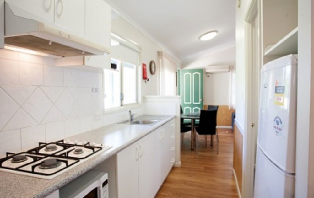 X Superior 2 Bedroom Spa Cabin - Sleeps 4 X - Guestroom