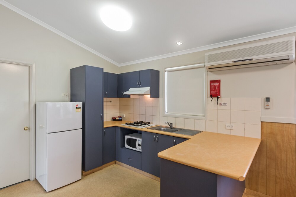 Superior 2 Bedroom Cabin - Sleeps 6 - In-Room Kitchen