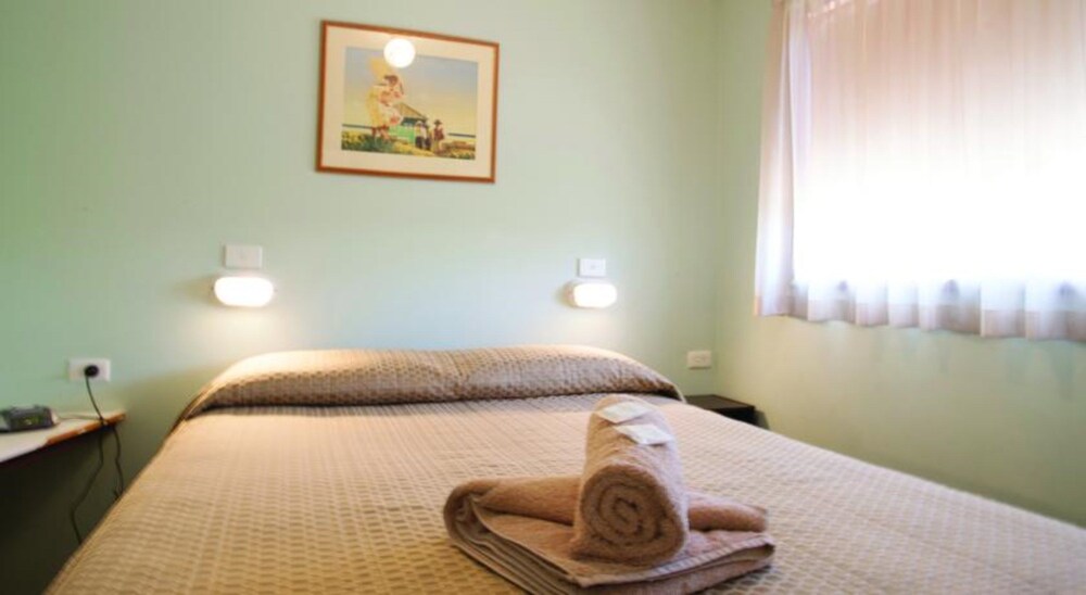 X Standard 2 Bedroom Cabin Sleeps 3 (Single Bed is for a child only) X - Guestroom