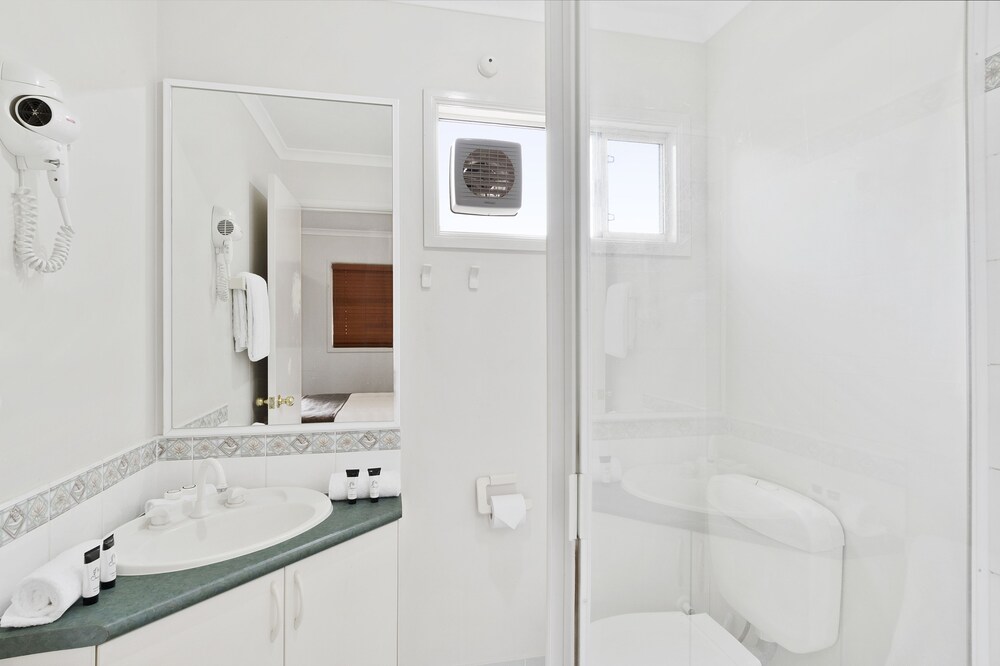 Standard Studio Room Sleeps 2 - Bathroom