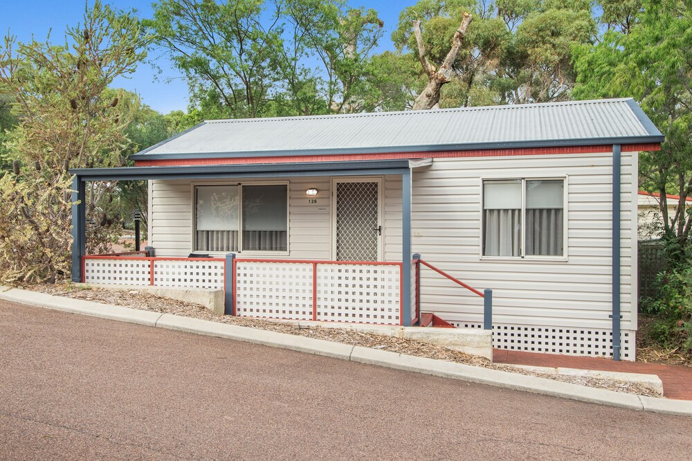 Standard 1 Bedroom Cabin Sleeps 2 - Hotel Front