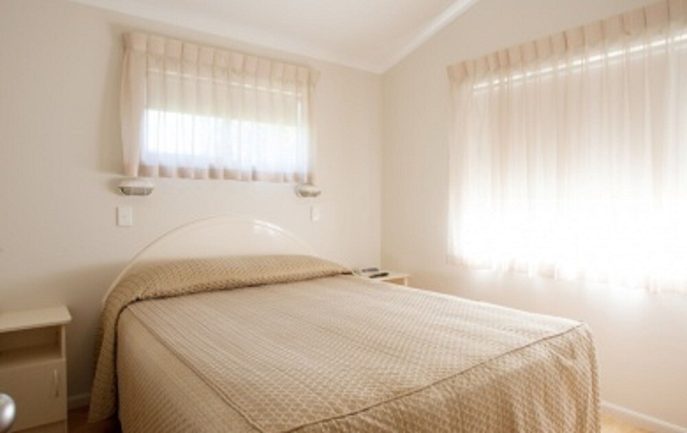 X Superior 2 Bedroom Spa Cabin - Sleeps 4 X - Guestroom