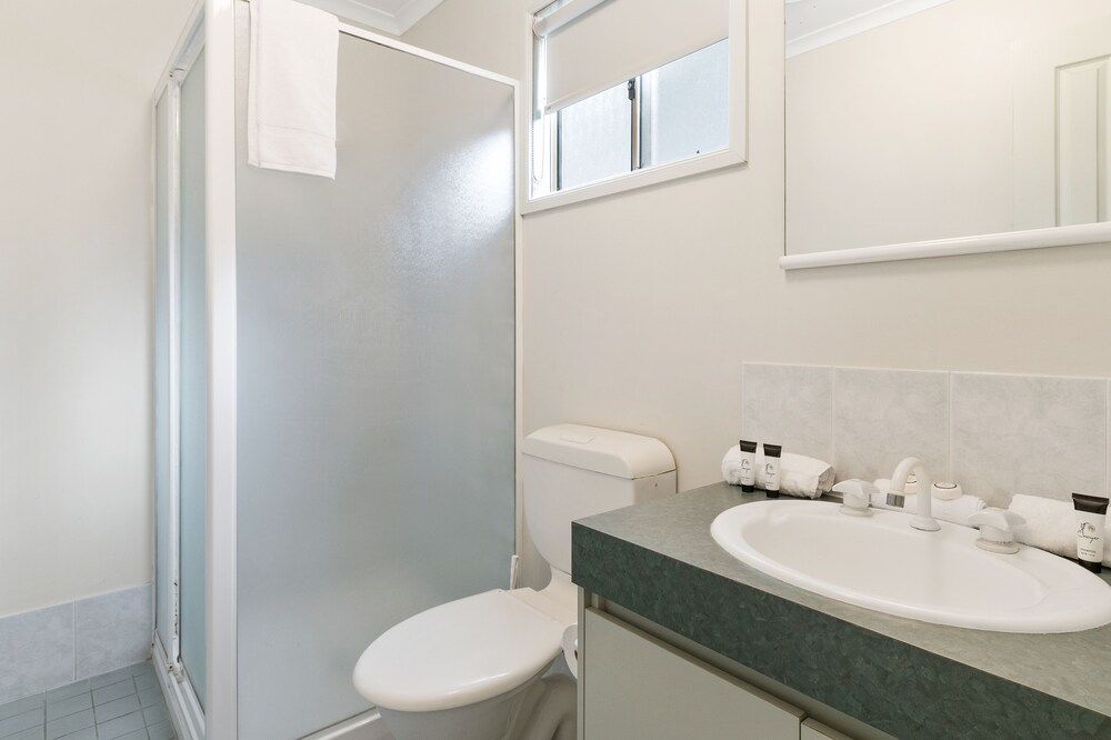Superior 2 Bedroom Cabin - Sleeps 4 - Bathroom