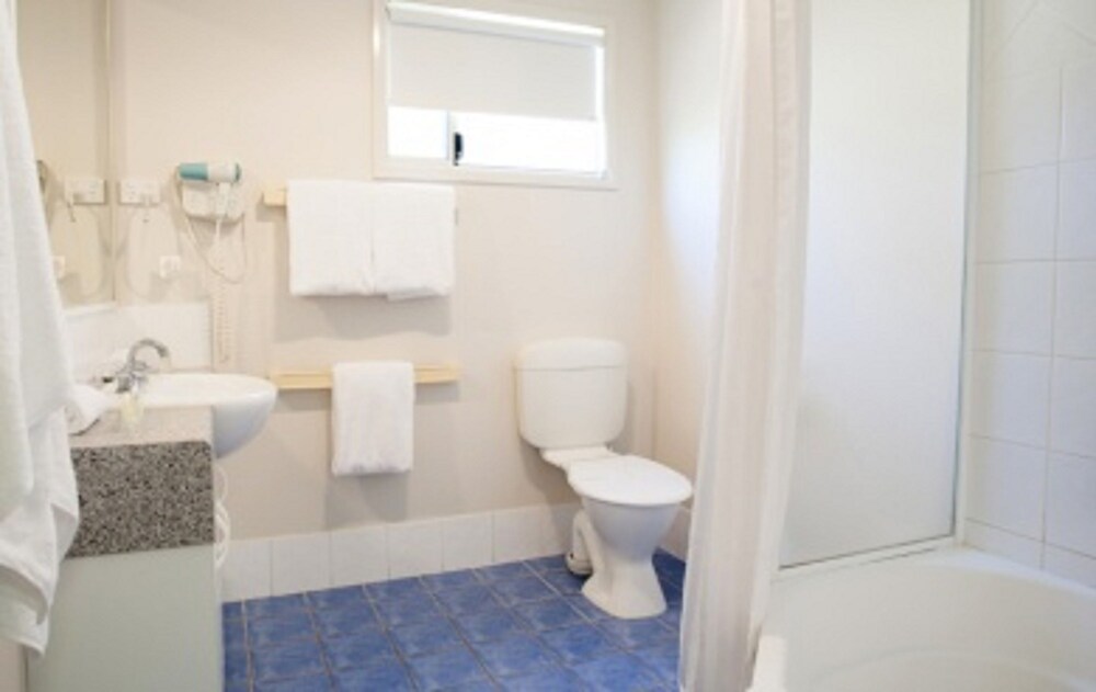 X Superior 2 Bedroom Spa Cabin - Sleeps 4 X - Bathroom