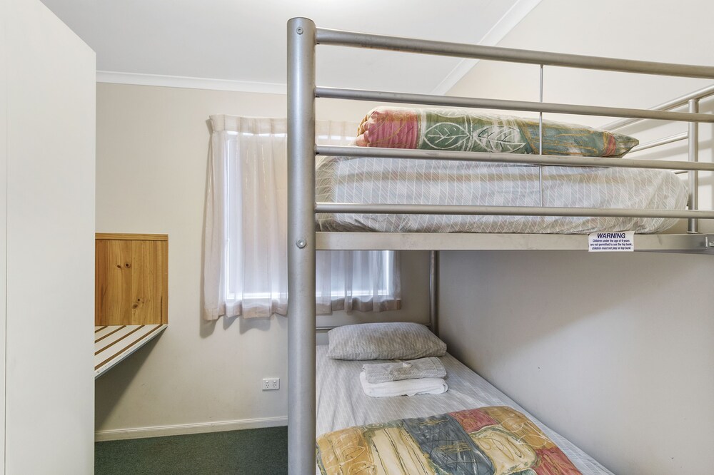 Superior 2 Bedroom Cabin - Sleeps 4 - Guestroom
