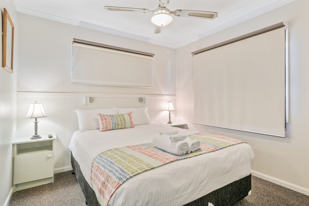Standard 2 Bedroom Cabin Sleeps 5 - Guestroom
