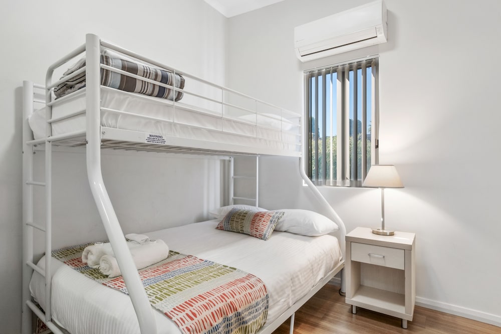 Deluxe 3 Bedroom Cabin - Guestroom